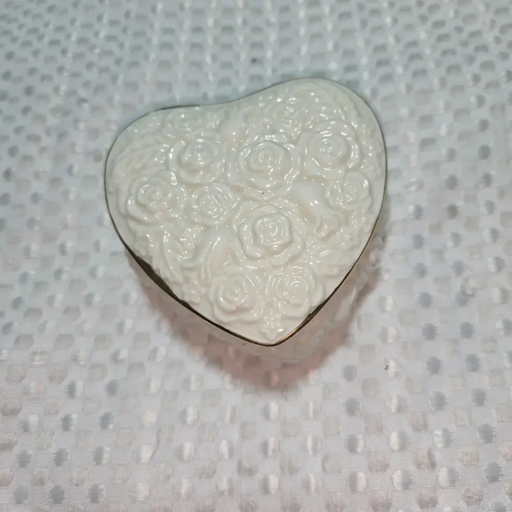 INTERNATIONAL SILVER CO PORCELAIN ROSE HEART SHAPE TRINKET BOX